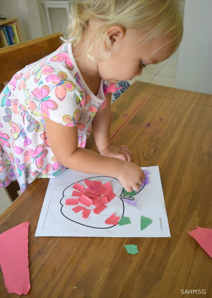 Toddler Lesson Plans for learning colors are a simple way to teach toddlers colors with easy activities for toddlers to learn colors in a hands-on way. #sponsored