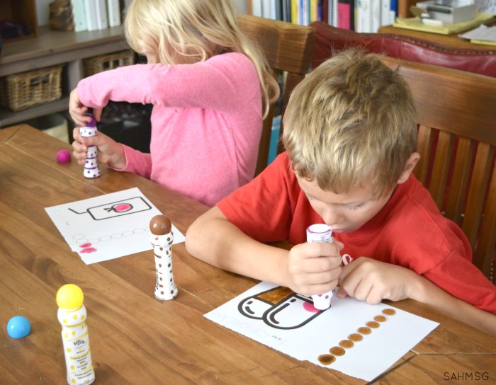 One-to-one correspondence activities for toddlers. Teach toddlers to count and identify while strengthening their fine motor skills. #sponsored