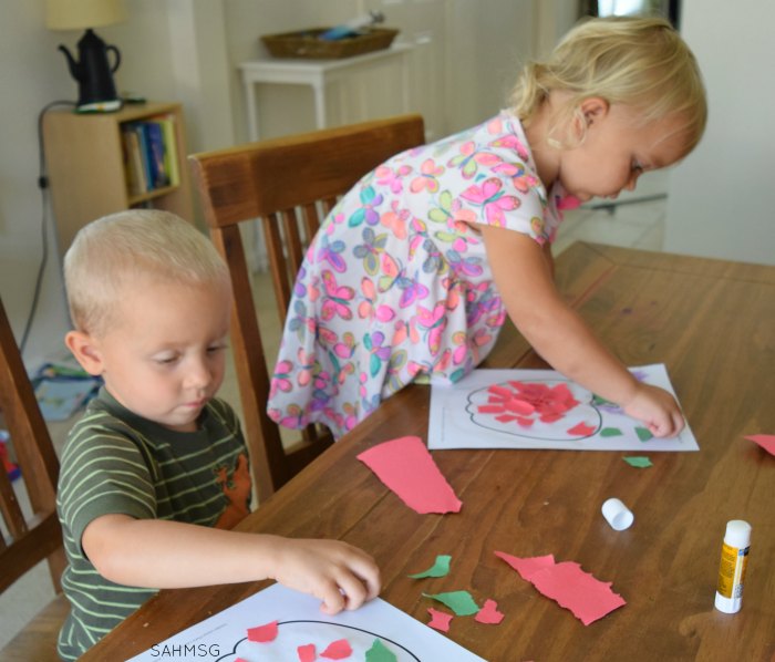 Toddler Lesson Plans for learning colors are a simple way to teach toddlers colors with easy activities for toddlers to learn colors in a hands-on way. #sponsored