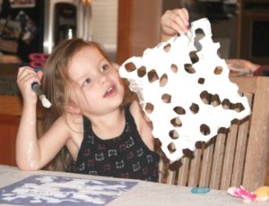 What a fun indoor activity for winter time! Kids can paint foil snowflakes. This simple snowflake foil craft combines cutting, painting and fine motor skills for preschool.