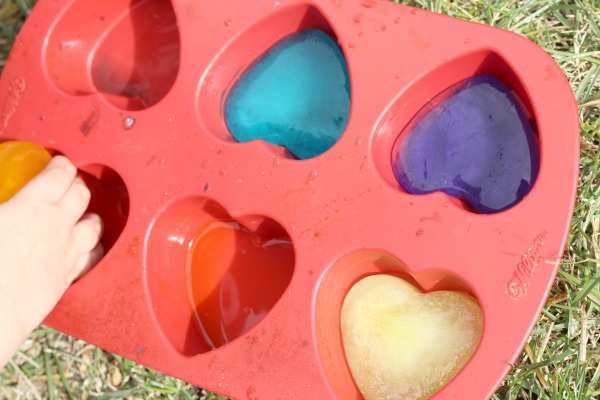 A fun hands-on art and science activity for preschoolers! This is great for fine motor and sensory fun. Rainbow ice painting preschool activity is a lot of science and art plus it uses supplies you have at home already.