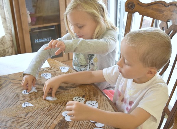 What to do with toddlers while homeschooling. Great activity ideas for toddlers and preschoolers while you are homeschooloing older kids or just need activities for learning at home.