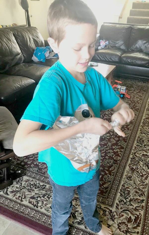 Making foil sculptures is a single item activity great for a rainy day! This foil sculpture one item activity is a great free form way for kids to create!