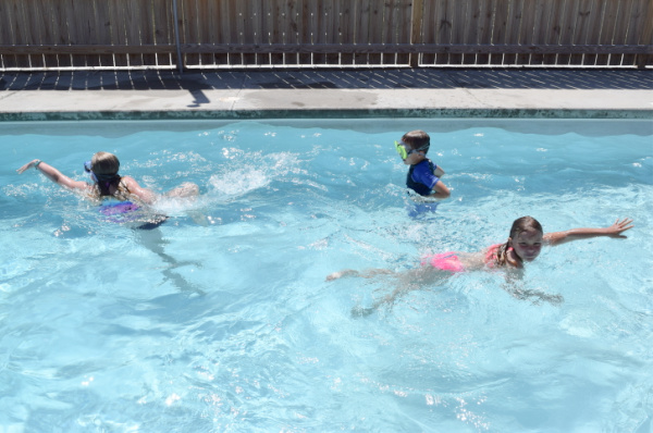 Ide bermain musim panas untuk remaja dan remaja di kolam renang.