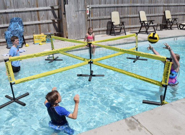 Crossnet H2O jaring bola voli empat persegi dengan anak-anak bermain.  Daftar ide bermain di luar ruangan musim panas untuk remaja dan remaja. 