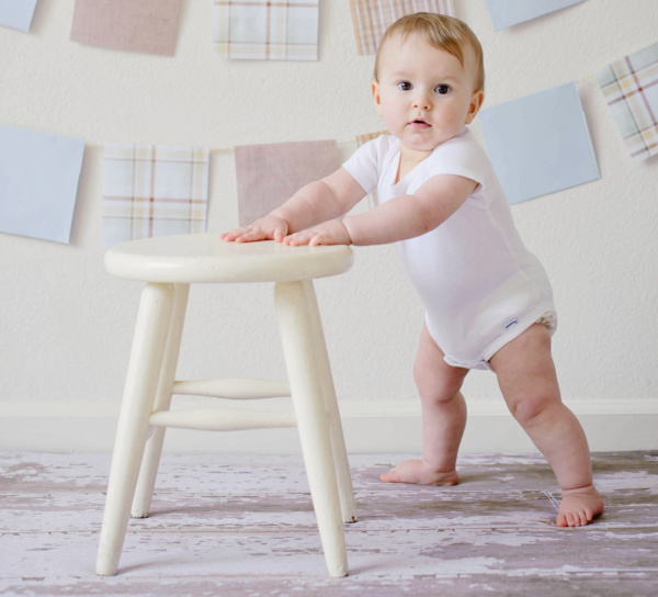 Seberapa perlu monitor bayi?  Bayi berdiri dengan bangku.