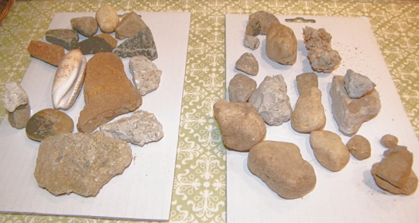 Dua tumpukan batu untuk anak-anak untuk membuat patung batu judul kegiatan seni anak-anak dengan batu.