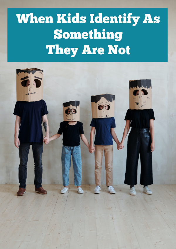 Empat anggota keluarga yang mengenakan topeng kantong kertas membaca teks ketika anak-anak mengidentifikasi diri mereka sebagai sesuatu yang bukan diri mereka.  Nasihat dan pemikiran orang tua tentang masalah utama di zaman kita.