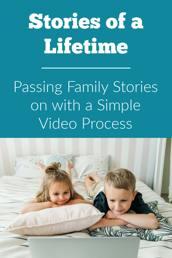 Dua anak menonton laptop di tempat tidur orang tua mereka.  Stories of a Lifetime adalah program berbasis video untuk mengabadikan dan melestarikan cerita dan kenangan keluarga.