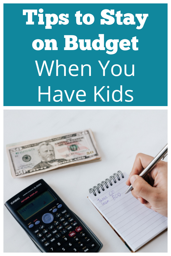 Kalkulator, buku catatan, dan uang.  Teks membaca tip untuk tetap sesuai anggaran saat Anda memiliki anak.