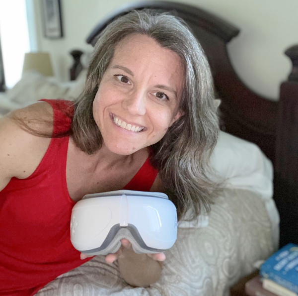 EyeOasis 2 Eye Massager is an Amazon best gift for moms to get time to relax.
